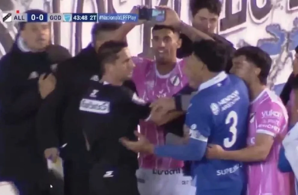 Escándalo en la Primera Nacional: le mostraron un celular con la repetición al árbitro y rectificó un penal
