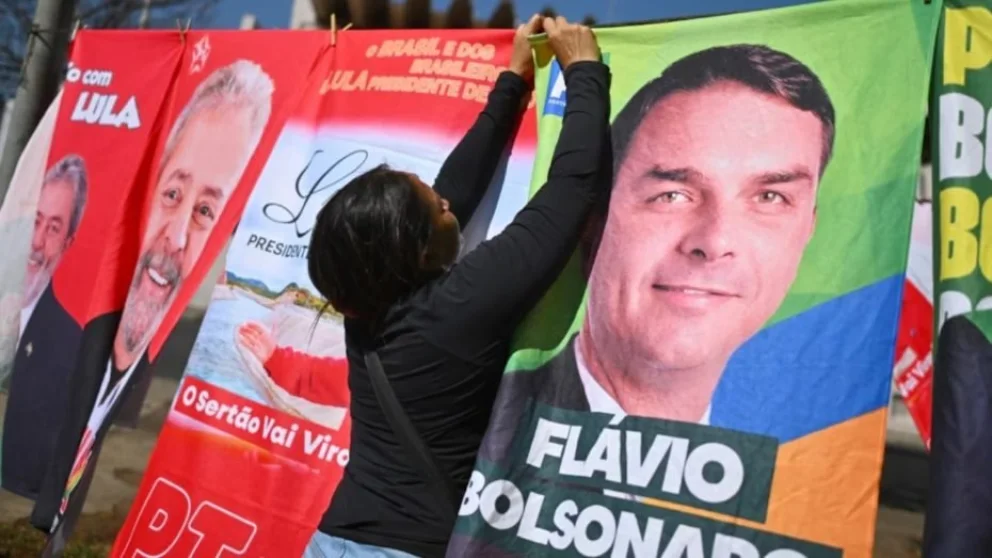 Elecciones en Brasil: Flávio Bolsonaro se ubica dos puntos arriba de Lula en una nueva encuesta para la segunda vuelta
