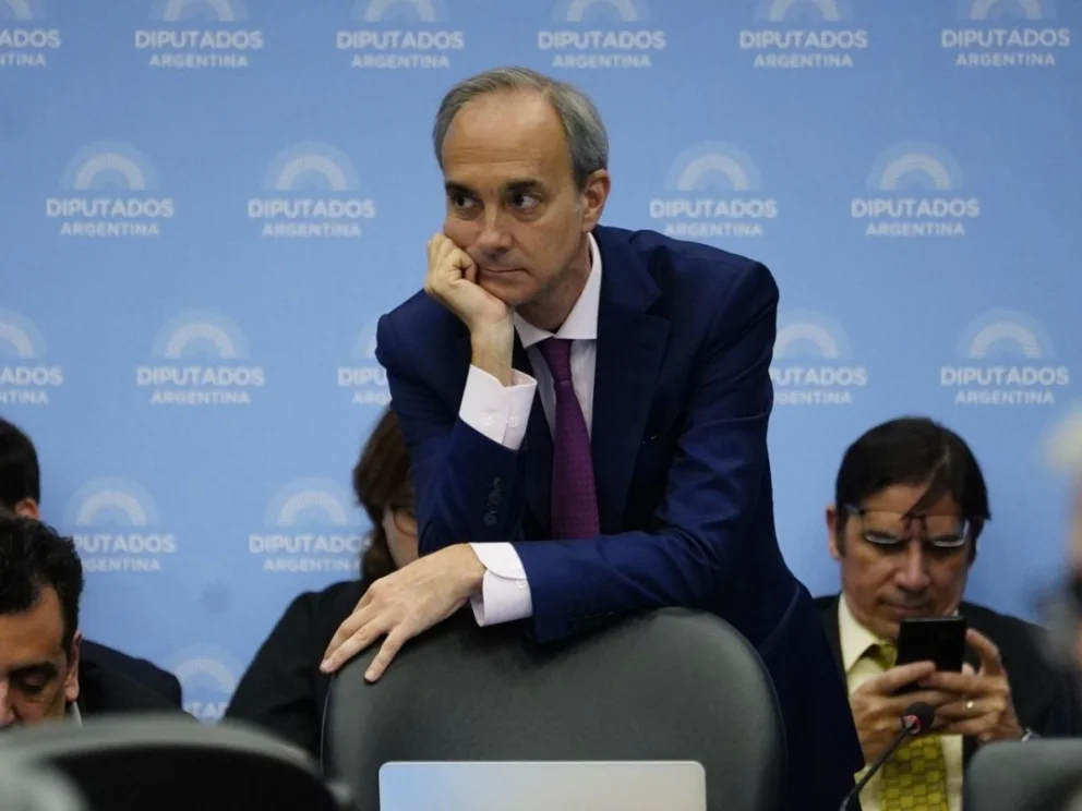 Carlos Torrendell, secretario de Educación escucha durante la presentación en Diputados