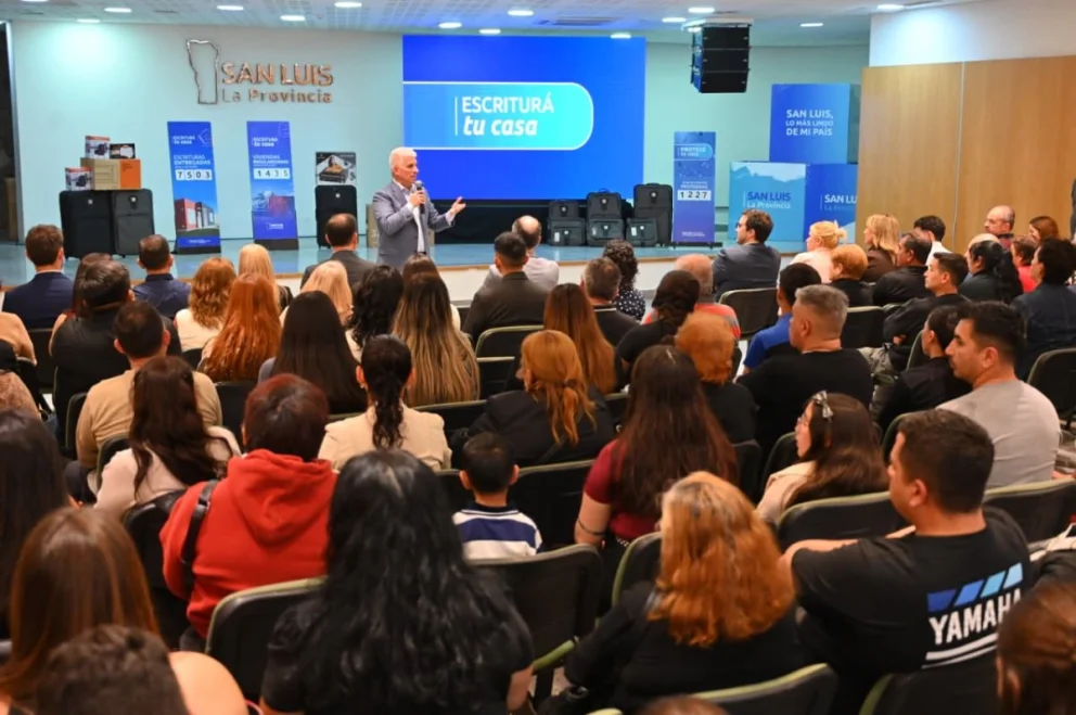 Más de 7500 familias de San Luis ya recibieron la escritura de su casa
