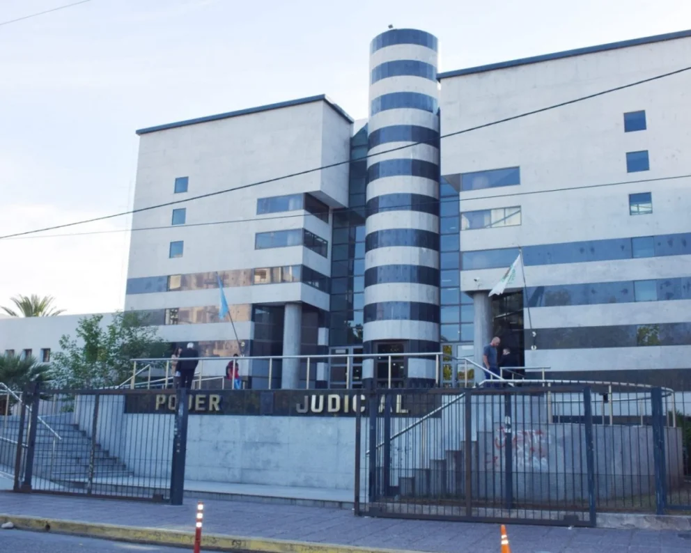 Imputaron a una mujer por maltrato animal: tenía a 2 perros atados con medio metro de alambre y sin agua
