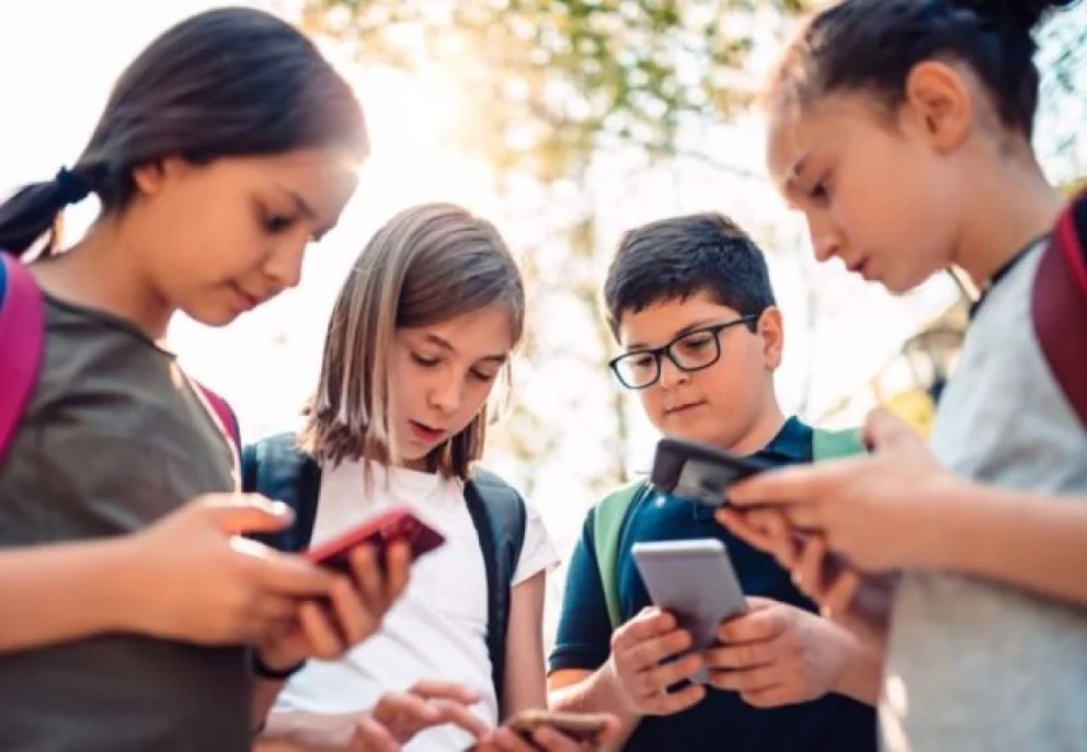 Grecia prohíbe el acceso a las redes sociales a los menores de 15 años
