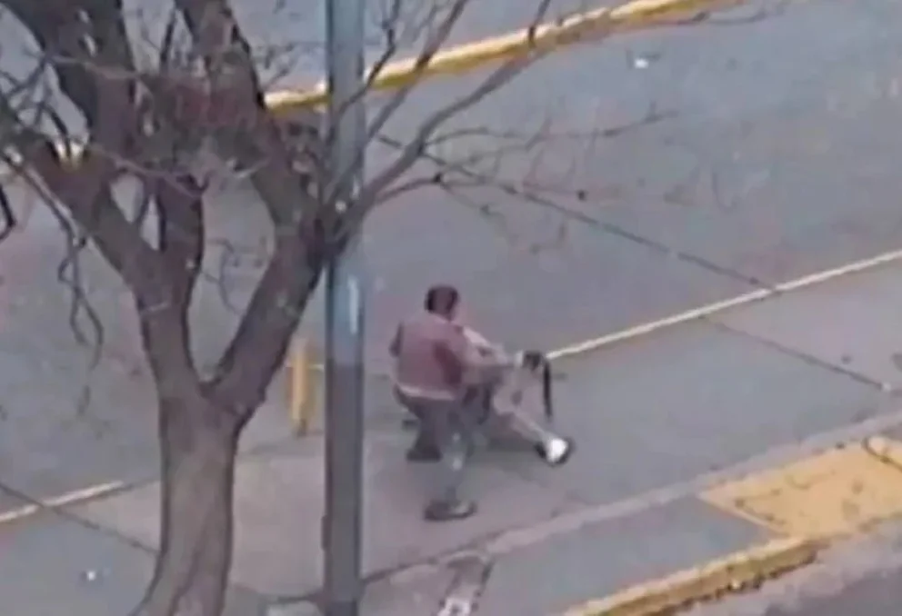 Le quisieron cobrar estacionamiento y los enfrentó a cintazos
