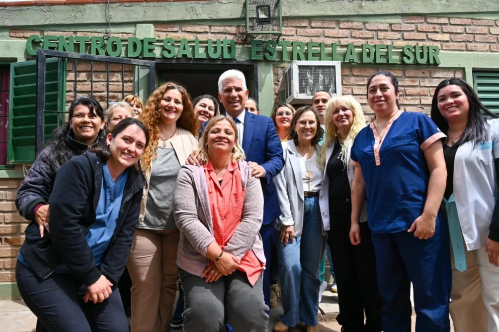 Poggi junto al personal que actualmente se desempeña en el Centro de Salud