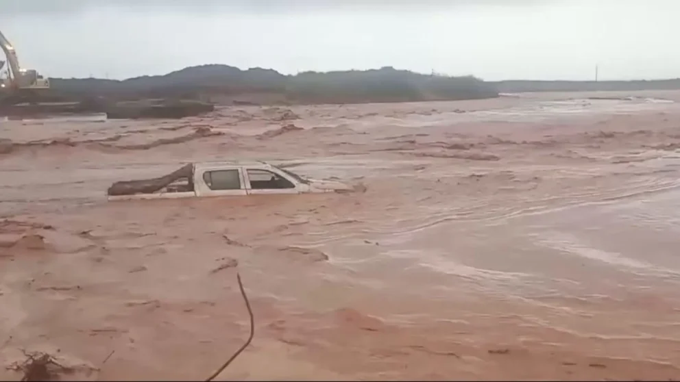 Una crecida se lleva una camioneta en Neuquén, una de las provincias más castigadas por las lluvias 