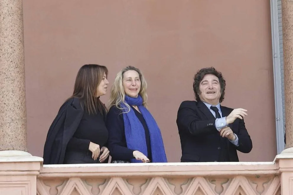 Video: Milei salió al balcón de la Casa Rosada a “farmear aura” e hizo el “six seven”
