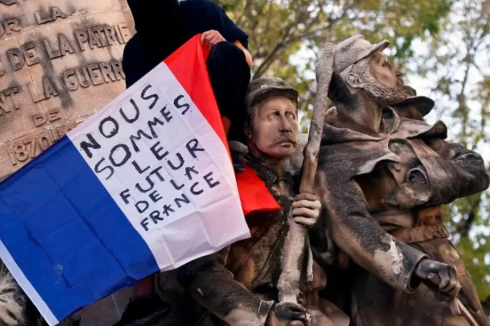 Los anuncios del Gobierno de Francia no calman a los estudiantes, que llaman a seguir las protestas
