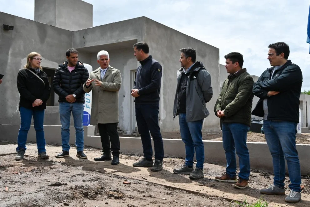 El Gobernador junto al secretario de Política Habitacional, Juan Pablo Torres