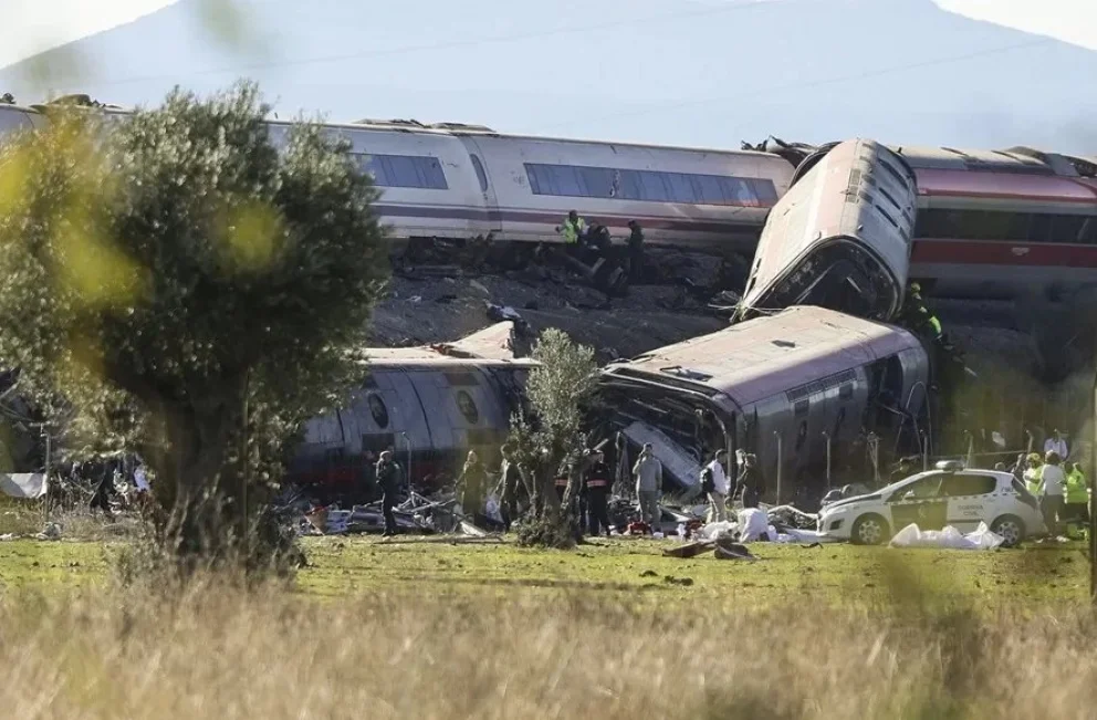 Dos trenes chocaron en España y hay al menos 30 muertos
