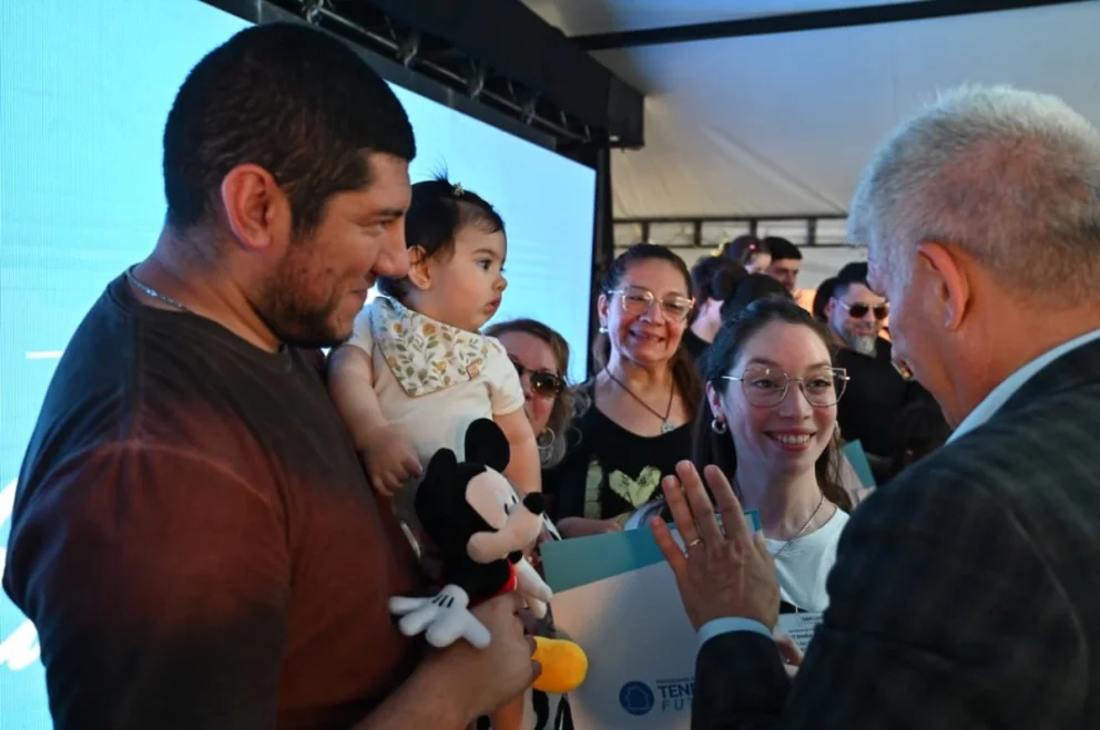 El Gobernador dialoga con una de las familias que dentro de unos días recibirá su vivienda